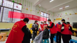 长顺志愿者进社区为老年人义剪